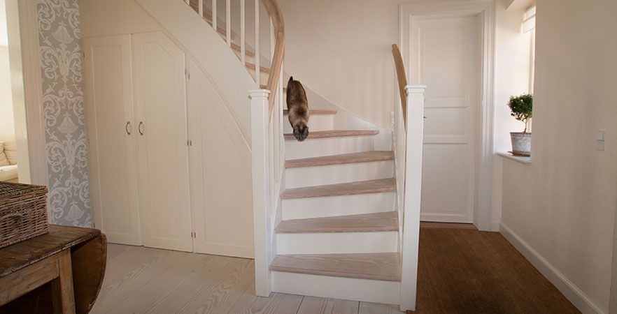 Trappe i douglas med indbyggede skabe...